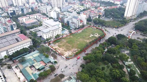 Thanh tra đất đai, xây dựng tại Hà Nội và Hải Phòng- Ảnh 1. Lô đất vàng C/D13 trên mặt đường Thành Thái, TP Hà Nội - Ảnh: N.Q.
