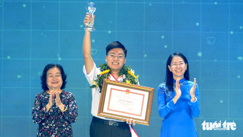 'Chàng trai vàng' và đam mê nghiên cứu- Ảnh 1. Đặng Lê Minh Khang nhận danh hiệu Công dân trẻ tiêu biểu TP.HCM 2023 - Ảnh: HỮU HẠNH