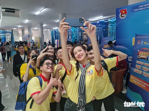 Hoa hậu Bảo Ngọc, đại sứ chiến dịch Xuân tình nguyện 2024 chụp hình cùng các chiến sĩ tình nguyện - Ảnh: CÔNG TRIỆU Khoảnh khắc vui tươi của hoa hậu Bảo Ngọc, đại sứ Xuân tình nguyện 2024, cùng các chiến sĩ tình nguyện - Ảnh: CÔNG TRIỆU