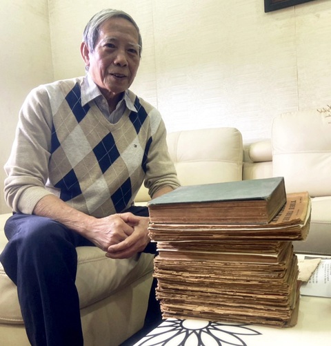 Hành trình 'tìm lại' Thâm Tâm- Ảnh 2. Ông Nguyễn Tuấn Khoa và chồng báo Tiểu Thuyết Thứ Bảy - Ảnh: T.ĐIỂU