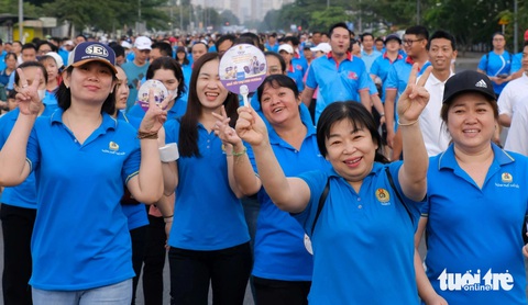 10.000 người đi bộ gây quỹ chăm lo Tết công nhân, người lao động- Ảnh 1. Khoảng 10.000 người lao động đã tham gia chương trình đi bộ đồng hành Vì sức khỏe người lao động sáng 7-1 - Ảnh: VŨ THỦY