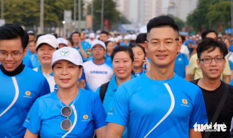 10.000 người đi bộ gây quỹ chăm lo Tết công nhân, người lao động- Ảnh 2. Nghệ sĩ Kim Xuân, ca sĩ Đức Tuấn tham gia đi bộ đồng hành cùng 10.000 công đoàn viên, người lao động của TP.HCM - Ảnh: VŨ THỦY