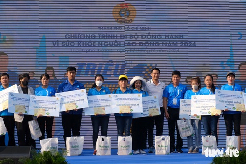 10.000 người đi bộ gây quỹ chăm lo Tết công nhân, người lao động- Ảnh 3. Chương trình trao quà và tiền hỗ trợ công nhân khó khăn đón Tết - Ảnh: VŨ THỦY