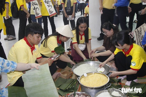 Thêm nhiều trải nghiệm mới ở 'Ngày hội học sinh, sinh viên'- Ảnh 1. Không gian Xuân bản sắc với trải nghiệm gói bánh chưng, bánh tét thu hút đông học sinh, sinh viên tham gia - Ảnh: CÔNG TRIỆU