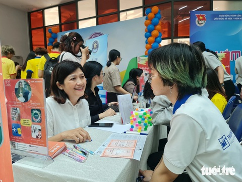 Thêm nhiều trải nghiệm mới ở 'Ngày hội học sinh, sinh viên'- Ảnh 3. Sinh viên nghe tư vấn tâm lý nghề nghiệp và sức khỏe tinh thần tại ngày hội - Ảnh: CÔNG TRIỆU