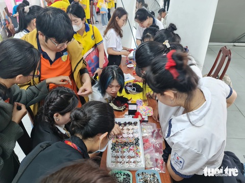 Thêm nhiều trải nghiệm mới ở 'Ngày hội học sinh, sinh viên'- Ảnh 4. Không gian thử thách khéo tay tại ngày hội nhận được sự quan tâm của khá đông học sinh, sinh viên - Ảnh: CÔNG TRIỆU