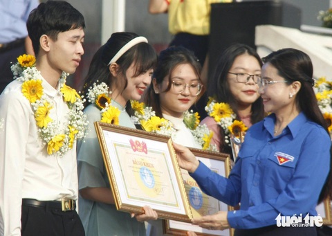 Thêm nhiều trải nghiệm mới ở 'Ngày hội học sinh, sinh viên'- Ảnh 2. Chị Nguyễn Phạm Duy Trang, bí thư Trung ương Đoàn, trao bằng khen tới các tập thể đạt danh hiệu Tập thể Sinh viên 5 tốt cấp trung ương - Ảnh: CÔNG TRIỆU