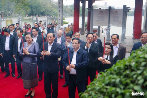 Thủ tướng Việt Nam và Lào cùng dạo hồ Gươm, uống cà phê với sinh viên- Ảnh 5. Hai nhà lãnh đạo và phu nhân cùng một số quan chức thực hiện nghi thức dâng hương tại đền Ngọc Sơn - Ảnh: NGUYỄN KHÁNH