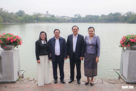Thủ tướng Việt Nam và Lào cùng dạo hồ Gươm, uống cà phê với sinh viên- Ảnh 7. Hai Thủ tướng và phu nhân chụp ảnh lưu niệm sau khi tham quan đền Ngọc Sơn - Ảnh: NGUYỄN KHÁNH