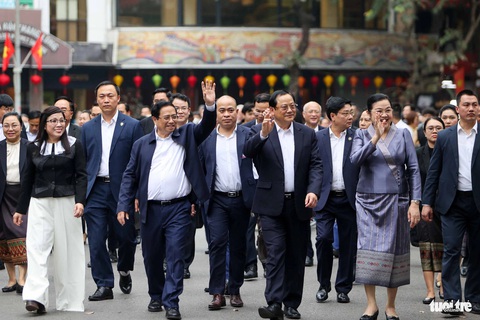 Thủ tướng Việt Nam và Lào cùng dạo hồ Gươm, uống cà phê với sinh viên- Ảnh 8. Hai người đứng đầu Chính phủ hai nước Việt Nam, Lào cùng tản bộ ở hồ Gươm - Ảnh: NGUYỄN KHÁNH