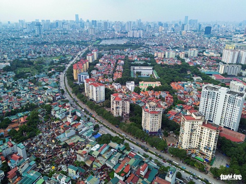 Toàn cảnh đoạn vành đai 2,5 dang dở, Hà Nội đang đốc thúc thanh tra quỹ đất đối ứng- Ảnh 2. Điểm cuối tuyến đường vành đai 2,5 giáp với Đầm Hồng. Theo quy hoạch, đoạn tuyến sẽ được tiếp tục đầu tư nối với đường Nguyễn Trãi - Ảnh: HỒNG QUANG