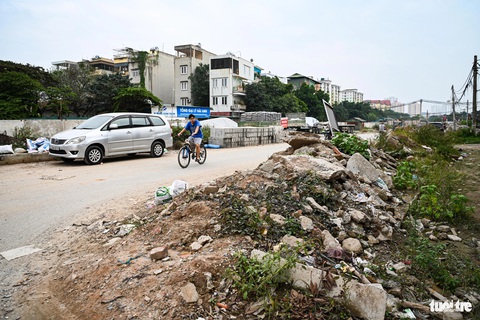 Toàn cảnh đoạn vành đai 2,5 dang dở, Hà Nội đang đốc thúc thanh tra quỹ đất đối ứng- Ảnh 6. Người dân khu vực này phải đi lại tạm qua các khu vực thi công dang dở mà không có phương án tổ chức giao thông nào - Ảnh: HỒNG QUANG