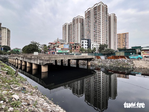 Toàn cảnh đoạn vành đai 2,5 dang dở, Hà Nội đang đốc thúc thanh tra quỹ đất đối ứng- Ảnh 7. Cây cầu bắc qua sông Lừ xây dựng dang dở vẫn trơ khung sắt, rêu phủ dày đặc - Ảnh: HỒNG QUANG