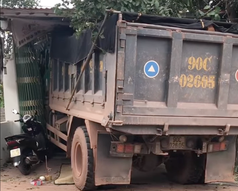Hiện trường vụ xe tải đâm trực diện vào quán cắt tóc ở Bắc Giang - Ảnh: MXH Hiện trường vụ xe tải đâm trực diện vào quán cắt tóc ở Bắc Giang - Ảnh: MXH