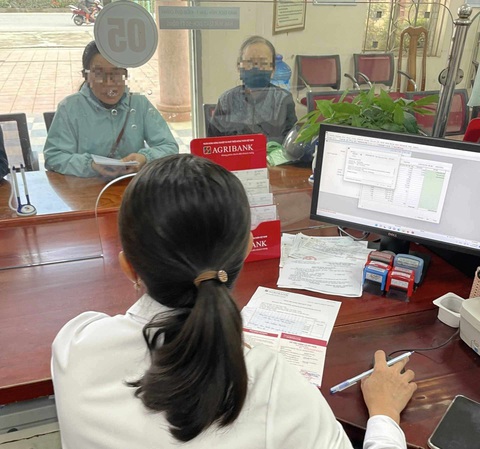 Nhân viên ngân hàng kịp thời ngăn chặn vụ lừa đảo hàng trăm triệu đồng- Ảnh 1. Cán bộ Ngân hàng Agribank Quảng Trị đã kịp thời ngăn chặn một vụ lừa đảo hàng trăm triệu đồng - Ảnh: H.T