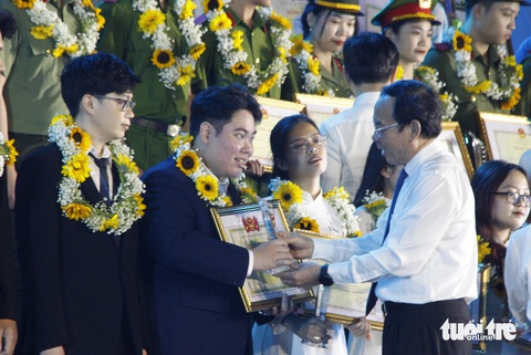 Tuyên dương điển hình học sinh, sinh viên tiêu biểu cả nước- Ảnh 1. Bí thư Thành ủy TP.HCM Nguyễn Văn Nên trao bằng khen, vinh danh các