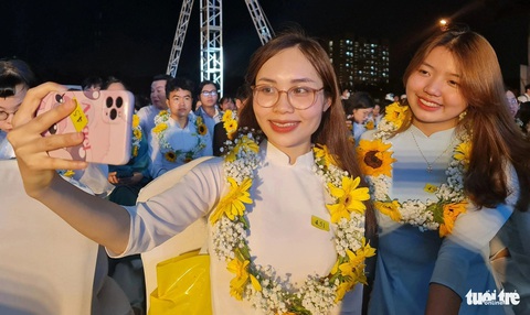 Tuyên dương điển hình học sinh, sinh viên tiêu biểu cả nước- Ảnh 3. Đôi bạn "Sinh viên 5 tốt" (từ trái qua) Nguyễn Thị Nga (Trường cao đẳng Y tế Lạng Sơn) và Nguyễn Thị Linh Chi (Trường đại học Công nghiệp Hà Nội) tại lễ tuyên dương - Ảnh: CÔNG TRIỆU