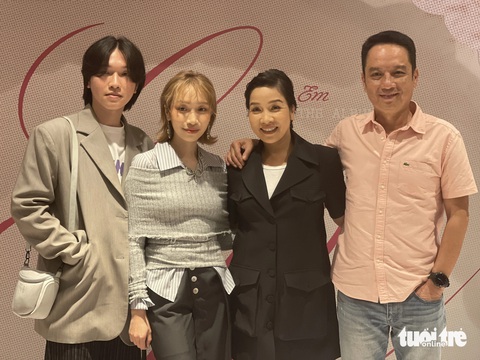 Mỹ Linh và Anh Quân cùng đến buổi nghe thử album Em của Mỹ Anh- Ảnh 2. Gia đình Mỹ Anh đến để ủng hộ tinh thần cho cô, bên phải là ca sĩ Mỹ Linh và nhạc sĩ Anh Quân - Ảnh: THÁI THÁI