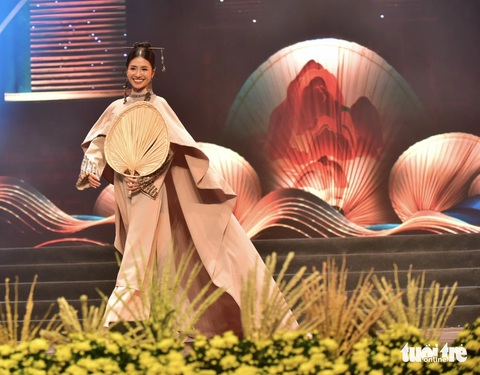 Hoa hậu Nguyễn Thanh Hà trình diễn thiết kế của nhà thiết kế Việt Hùng - Ảnh: T.T.D. Hoa hậu Nguyễn Thanh Hà trình diễn thiết kế của nhà thiết kế Việt Hùng - Ảnh: T.T.D.