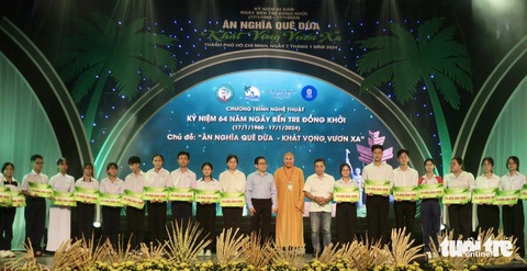 Trao học bổng cho các hoàn cảnh khó khăn - Ảnh: T.T.D. Trao học bổng cho các hoàn cảnh khó khăn - Ảnh: T.T.D.