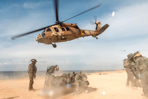 Thành viên Đơn vị 669 của Không quân Israel chuẩn bị cho một binh sĩ so tán tại bãi biển ở Dải Gaza, ngày 4-1-2024 - Ảnh: AFP Thành viên Đơn vị 669 của Không quân Israel chuẩn bị cho một binh sĩ sơ tán tại bãi biển ở Dải Gaza, ngày 4-1-2024 - Ảnh: AFP