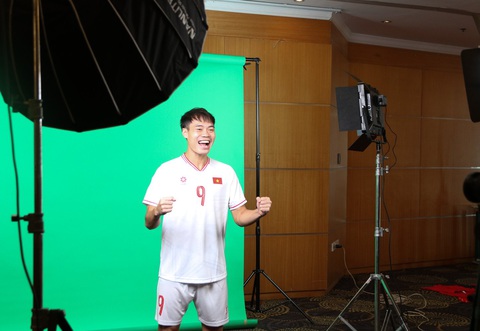 AFC soi kỹ từng centimet áo đấu đội tuyển Việt Nam- Ảnh 8. Tiền đạo Nguyễn Văn Toàn thu hình khoảnh khắc ăn mừng bàn thắng - Ảnh: VFF