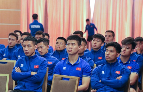 AFC soi kỹ từng centimet áo đấu đội tuyển Việt Nam- Ảnh 3. Các thành viên đội tuyển Việt Nam chăm chú lắng nghe về công nghệ bắt việt vị bán tự động (SAOT) - Ảnh: VFF