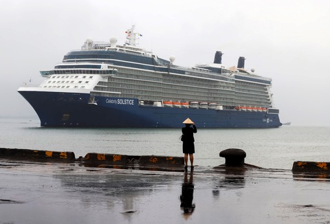Huế đón tàu du lịch hạng sang chở 2.700 khách cập cảng Chân Mây- Ảnh 1. Tàu du lịch Celebrity Solstice chở hơn 2.700 hành khách đến từ các nước Anh, Pháp, Mỹ đã trở thành con tàu du lịch đầu tiên đến Huế bằng đường thủy trong năm 2024 - Ảnh: HOÀNG HẢI