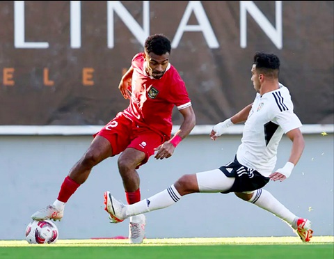Asian Cup 2023: Tuyển Indonesia lo lắng- Ảnh 1. Indonesia (trái) trong trận thua Libya ở trận giao hữu vào tối 5-1 - Ảnh: BOLA