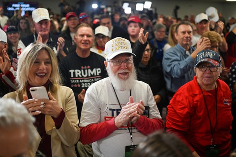 Người ủng hộ ông Trump tham dự buổi vận động ở Iowa, ngày 6-1-2024 - Ảnh: REUTERS Người ủng hộ ông Trump tham dự buổi vận động ở Iowa, ngày 6-1-2024 - Ảnh: REUTERS