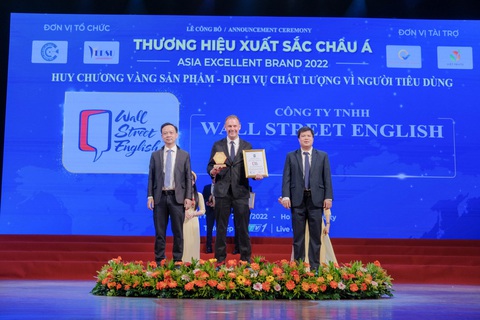 Wall Street English Việt Nam cột mốc 10 năm phát triển- Ảnh 3. Wall Street English nhận Huy chương vàng dịch vụ chất lượng vì người tiêu dùng năm 2022