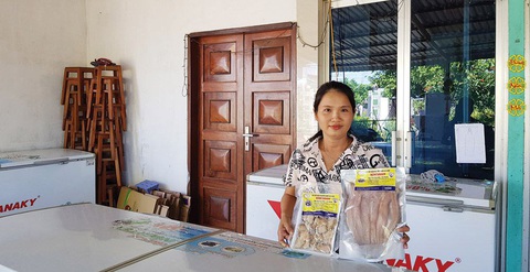 Nông dân lập câu lạc bộ doanh nhân doanh thu tiền tỉ để cùng nhau làm giàu- Ảnh 2. Chị Kim Loan với sản phẩm cá khô không chất bảo quản - Ảnh: BẢO DINH