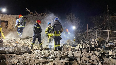 Công tác cứu hộ kéo dài ở Pokrovsk, thuộc Donetsk, Ukraine, sau cuộc tấn công bằng tên lửa của Nga, ngày 6-1-2024 - Ảnh: REUTERS Công tác cứu hộ kéo dài ở Pokrovsk, thuộc Donetsk, Ukraine, sau cuộc tấn công bằng tên lửa của Nga, ngày 6-1-2024 - Ảnh: REUTERS