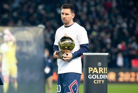 PSG bị điều tra khả năng hối lộ để giúp Messi giành Quả bóng vàng- Ảnh 1. Messi giành Quả bóng vàng 2021 khi đang khoác áo PSG - Ảnh: GETTY