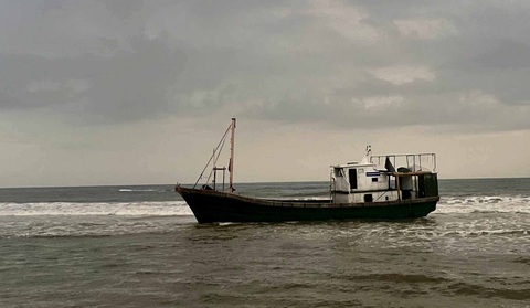 ‘Tàu ma’ có chữ Trung Quốc trôi dạt vào bờ biển Quảng Trị- Ảnh 1. "Tàu ma" không một bóng người dạt vào bờ biển Quảng Trị sáng 7-1 - Ảnh: H.T.