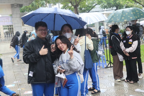 Hàng ngàn học sinh Đà Nẵng đội mưa dự Chương trình tư vấn tuyển sinh - hướng nghiệp- Ảnh 4. Thí sinh đội mưa từ sáng sớm đến tham gia nghe tư vấn tuyển sinh - Ảnh: THANH NGUYÊN