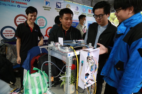 Hàng ngàn học sinh Đà Nẵng đội mưa dự Chương trình tư vấn tuyển sinh - hướng nghiệp- Ảnh 7. Nguyễn Văn Phú Đạt (thứ 2 bên phải, Trường THPT Trần Phú, Đà Nẵng) hào hứng tham quan gian hàng trưng bày mô hình nghiên cứu khoa học của Trường đại học Bách khoa Đà Nẵng - Ảnh: ĐOÀN NHẠN
