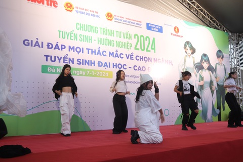 Hàng ngàn học sinh Đà Nẵng đội mưa dự Chương trình tư vấn tuyển sinh - hướng nghiệp- Ảnh 8. Chương trình văn nghệ sôi động tại ngày hội tư vấn tuyển sinh - Ảnh: THANH NGUYÊN