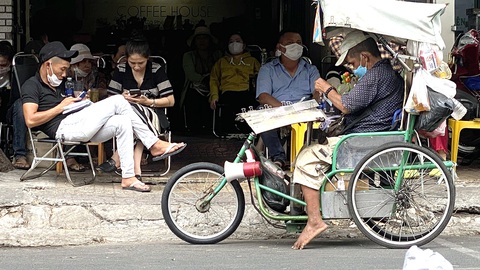 Khi người bán vé số phải Người bán vé số dạo trên đường Trần Bình Trọng, quận 5, TP.HCM - Ảnh: HẢI QUỲNH