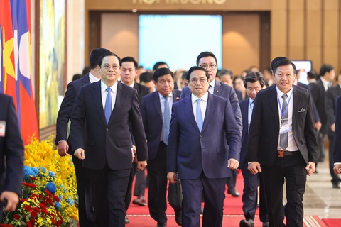Việt Nam mua điện từ 26 nhà máy thủy điện Lào- Ảnh 1. Thủ tướng Phạm Minh Chính và Thủ tướng Lào Sonexay Siphandone đến phòng họp để đồng chủ trì kỳ họp 46 Ủy ban liên Chính phủ ngày 7-1 - Ảnh: VGP