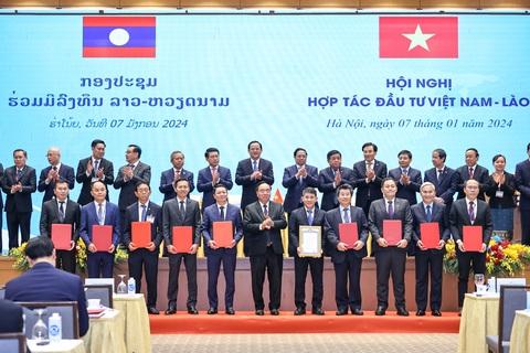 Việt Nam mua điện từ 26 nhà máy thủy điện Lào- Ảnh 6. Thủ tướng Phạm Minh Chính và Thủ tướng Lào Sonexay Siphandone chứng kiến lễ trao các văn kiện hợp tác tại Hội nghị hợp tác đầu tư Việt Nam - Lào - Ảnh: VGP