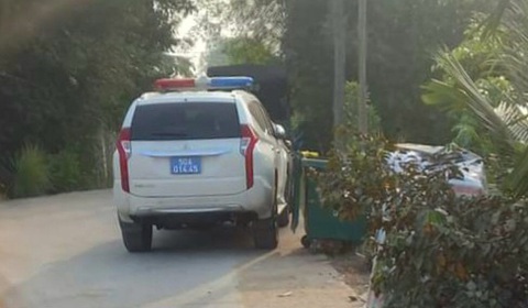 Chốt chặn nhiều tuyến đường truy bắt nghi phạm giết người ở Hóc Môn- Ảnh 2. Lực lượng chức năng truy bắt nghi phạm giết người ở huyện Hóc Môn lẩn trốn ở Long An - Ảnh: AN LONG