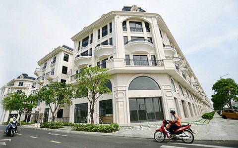 Giá bất động sản: Nơi cần không giảm, giảm mạnh nơi người dân không về ở- Ảnh 1. Nhiều dự án biệt thự cao cấp giảm giá hàng tỉ đồng mỗi căn nhưng đây không phải là phân khúc mà người có nhu cầu ở thực, người có thu nhập trung bình có thể tiếp cận được - Ảnh: QUANG ĐỊNH