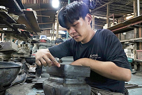 Vực dậy nghề đúc lư đồng- Ảnh 9. Anh Nghĩa (20 tuổi) tiếp nối nghề truyền thống