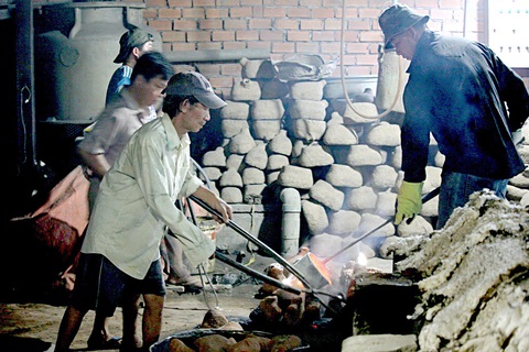 Vực dậy nghề đúc lư đồng- Ảnh 4. Công nhân rót đồng vào khuôn