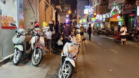 Cận cảnh những bãi giữ xe ‘chặt chém’ dịp cuối năm- Ảnh 1. Điểm gửi xe tự phát trên lề đường tại địa chỉ 13 Đỗ Quang Đẩu (phường Phạm Ngũ Lão, quận 1) có giá giữ xe 40.000 - 50.000 đồng/đêm. Bãi giữ xe tạm bợ, không có dây ngăn cách, sắp xếp xe máy ngổn ngang trên lề đường - Ảnh: TIẾN QUỐC