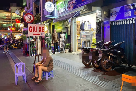 Cận cảnh những bãi giữ xe ‘chặt chém’ dịp cuối năm- Ảnh 4. Điểm gửi xe của một người phụ nữ tại địa chỉ 13 Đỗ Quang Đẩu (phường Phạm Ngũ Lão, quận 1) với giá 40.000 đồng/đêm - Ảnh: TIẾN QUỐC