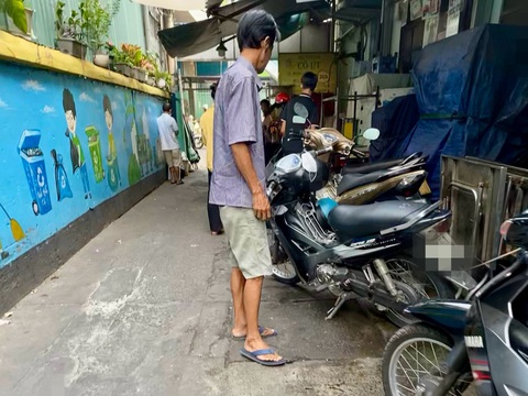 Cận cảnh những bãi giữ xe ‘chặt chém’ dịp cuối năm- Ảnh 6. Một bãi gửi xe tại hẻm 338 (đường Điện Biên Phủ, TP.HCM) gần Bệnh viện Bình Dân chiếm dụng không gian lối đi, thu giá 50.000 đồng/đêm - Ảnh: TIẾN QUỐC