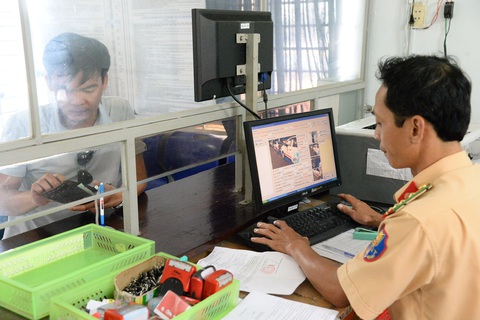 Phạt nguội, sao không liên thông tạo thuận lợi cho dân?- Ảnh 1. Cảnh sát giao thông ở TP.HCM đang tra cứu, xử lý phạt nguội cho người dân - Ảnh: TỰ TRUNG