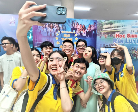 Trải nghiệm nhịp sống học sinh, sinh viên thế hệ mới- Ảnh 2. Tranh thủ chụp hình với ca sĩ Phương Mỹ Chi - một trong bốn đại sứ của Xuân tình nguyện 2024 - Ảnh: C.TRIỆU